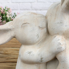 Lade das Bild in den Galerie-Viewer, Hasenpaar, küssend, Terrakotta gebürstet