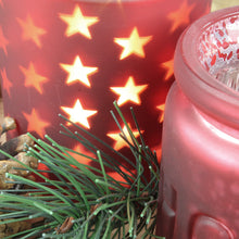 Lade das Bild in den Galerie-Viewer, Teelichthalter 4St. Glas, auf Holzplatte mit Zweigen + Tannenzapfen, rot matt