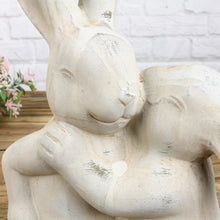 Lade das Bild in den Galerie-Viewer, Hasenpaar, küssend, Terrakotta gebürstet