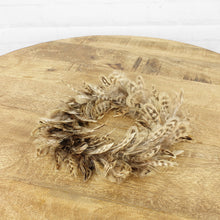 Lade das Bild in den Galerie-Viewer, Federkranz braun 20 cm Feder Dekoration
