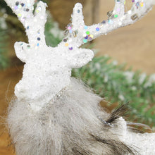 Lade das Bild in den Galerie-Viewer, Deko Hirsch 2er Set mit Pelzkragen, Hänger weiß glimmer