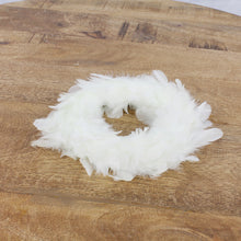 Lade das Bild in den Galerie-Viewer, Federkranz weiß 15 cm