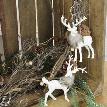Lade das Bild in den Galerie-Viewer, Deko Hirsch 2er Set mit Pelzkragen, Hänger weiß glimmer