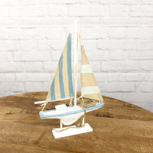 Lade das Bild in den Galerie-Viewer, Deko Segelboot Weiß Blau