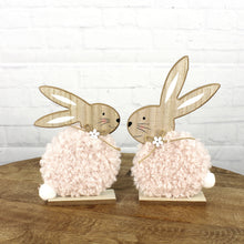 Lade das Bild in den Galerie-Viewer, 2er Set Holzhase mit Kunstfell Beige oder Rosa