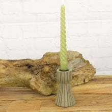 Lade das Bild in den Galerie-Viewer, 8er Set Spiralkerze Grün