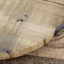 Lade das Bild in den Galerie-Viewer, Holztablett rund mit Metallgriff schwarz