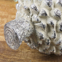 Lade das Bild in den Galerie-Viewer, Deko-Zapfen grau/silber