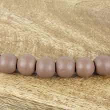 Lade das Bild in den Galerie-Viewer, Holzperlenkranz Ringhänger Braun 26 cm