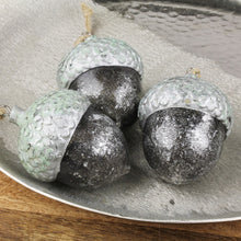 Lade das Bild in den Galerie-Viewer, 3er Set Dekoeichel 5,5 cm Silber Grün