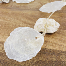 Lade das Bild in den Galerie-Viewer, Muschelgirlande Mobile 60 cm