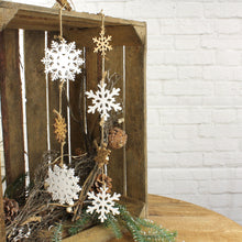 Lade das Bild in den Galerie-Viewer, Holzgirlande "Schneeflocken" gold/weiß - 2er-Set