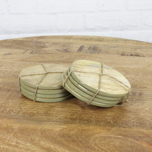 Lade das Bild in den Galerie-Viewer, 8er Set Holzuntersetzer mit grünem Rand