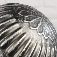 Lade das Bild in den Galerie-Viewer, Weihnachtskugeln Metall groß Altsilber 2er Set