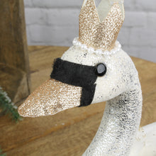 Lade das Bild in den Galerie-Viewer, Schwan mit Krone, weiß/gold-perlenbesetzt