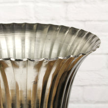 Lade das Bild in den Galerie-Viewer, Kelchvase, gerillt, silber, aluminium