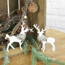 Lade das Bild in den Galerie-Viewer, Deko Hirsch 2er Set mit Pelzkragen, Hänger weiß glimmer