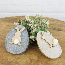 Lade das Bild in den Galerie-Viewer, 2er Set Osteranhänger Filzei mit Hase Grau Beige