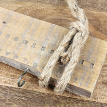 Lade das Bild in den Galerie-Viewer, Treibholzplanke mit 5 Haken