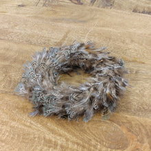 Lade das Bild in den Galerie-Viewer, Federkranz braun grau 18 cm Feder Dekoration