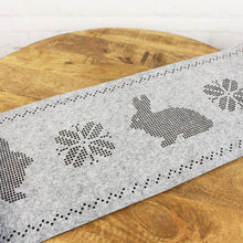Lade das Bild in den Galerie-Viewer, Tischläufer Hasen & Blumen Grau