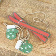 Lade das Bild in den Galerie-Viewer, 2er Set Dekohänger Holz Handschuh Schlittschuh Rot Grün