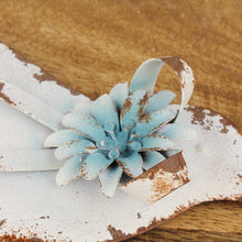 Lade das Bild in den Galerie-Viewer, Wandhaken Vogel Antikweiß