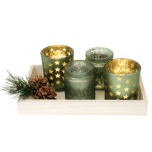 Lade das Bild in den Galerie-Viewer, Teelichthalter 4St., Glas auf Holzplatte, mit Zweigen + Tannenzapfen, grün matt