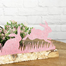 Lade das Bild in den Galerie-Viewer, Hasen rosa auf Holz