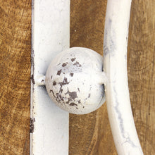 Lade das Bild in den Galerie-Viewer, Wandhaken Blumenampel Vintage Weiß