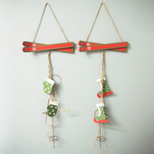 Lade das Bild in den Galerie-Viewer, 2er Set Dekohänger Holz Handschuh Schlittschuh Rot Grün
