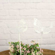 Lade das Bild in den Galerie-Viewer, 2er Set Gartenstecker Schmetterling Weiß Metall