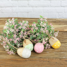 Lade das Bild in den Galerie-Viewer, 4er Osterei-Hänger Holz, Pastellfarben mit Aufhänger Jute