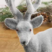 Lade das Bild in den Galerie-Viewer, Hirsch grau beflockt