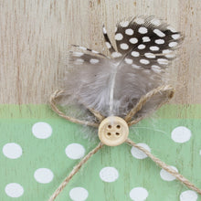 Lade das Bild in den Galerie-Viewer, 2er Set Holzei grün gepunktet mit Feder