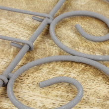 Lade das Bild in den Galerie-Viewer, Wandkorb Metall braun