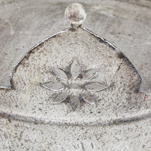 Lade das Bild in den Galerie-Viewer, Krone Metall Groß - Antikgrau