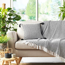 Lade das Bild in den Galerie-Viewer, Kissen Schwarz Beige mit Quasten