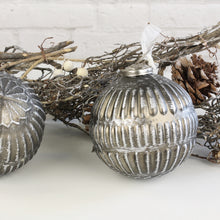 Lade das Bild in den Galerie-Viewer, Weihnachtskugeln Metall groß Altsilber 2er Set