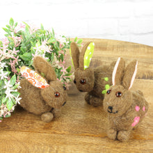 Lade das Bild in den Galerie-Viewer, 3er Set Filzosterhase mit bunten Ohren