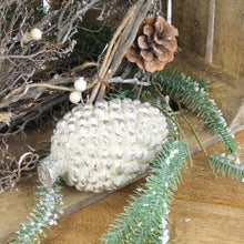 Lade das Bild in den Galerie-Viewer, Deko-Zapfen grau/silber