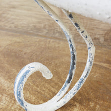 Lade das Bild in den Galerie-Viewer, Vogeltränke Servierschale für Vogelfutter rund Metall Shabby Look