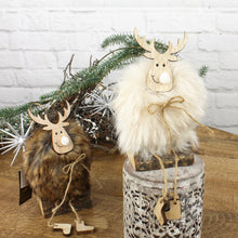 Lade das Bild in den Galerie-Viewer, 2er Set Rentier mit Fell Holz Beige