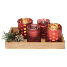 Lade das Bild in den Galerie-Viewer, Teelichthalter 4St. Glas, auf Holzplatte mit Zweigen + Tannenzapfen, rot matt