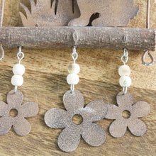 Lade das Bild in den Galerie-Viewer, Dekohänger Hase Blumen Rost Metall