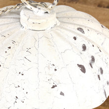 Lade das Bild in den Galerie-Viewer, Vogelhaus Metall Antik weiß