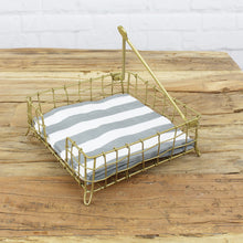 Lade das Bild in den Galerie-Viewer, Serviettenhalter filigran antikgold