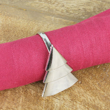 Lade das Bild in den Galerie-Viewer, 4er Set Serviettenringe Tanne Silber