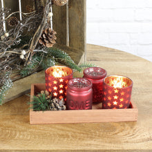 Lade das Bild in den Galerie-Viewer, Teelichthalter 4St. Glas, auf Holzplatte mit Zweigen + Tannenzapfen, rot matt