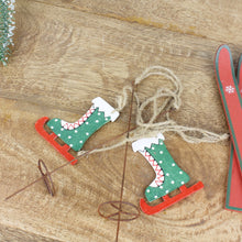 Lade das Bild in den Galerie-Viewer, 2er Set Dekohänger Holz Handschuh Schlittschuh Rot Grün